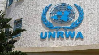 اقتحمت طواقم بلدية الاحتلال مقر وكالة غوث وتشغيل اللاجئين الفلسطينيين (أونروا) في حي الشيخ جراح بالقدس المحتلة، واستولت على محتوياته، ورفعت علم دولة ا...