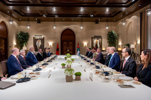 G7pztQuXEAAohLM.jpg