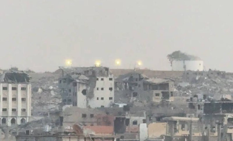 جيش الاحتلال يضيء موقعًا عسكريًا جديدًا ويُنشئ رافعة عسكرية جنوب خانيونس....