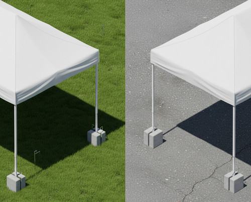 Разделенная пополам сцена — слева шатер на зеленом газоне с колышками, справа идентичный шатер на сером асфальте с утяжелителями