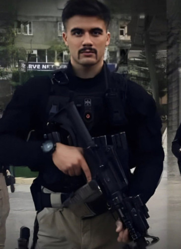 G7qQc2gXEAIC9R7.jpg