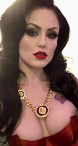 Herrin blackdiamoond rote Lippen bläst Schwanz.jpg