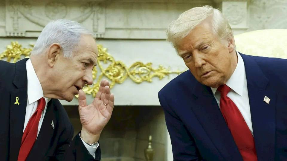 تقرير يسلط الضوء على خلاف بين تل أبيب وواشنطن بشأن آلية التعامل مع سلاح حماس. الخلاف يدور حول ما إذا كان السلاح سيُخزَّن أو يُنزع بالكامل. إسرائيل تشت...