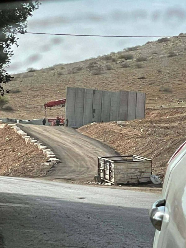 صورة | الجيش الإسرائيلي يبدأ أعمال تطوير وبناء للحاجز الجديد المقرر نقله إلى عين شبلي، ليكون بديلاً عن حاجز الحمرا بنابلس...