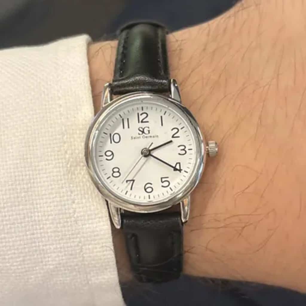 Relógio Feminino Chrowl Saint Germain Pulseira Couro Caixa Prateada Fundo Branco 28mm Clássico Elegante