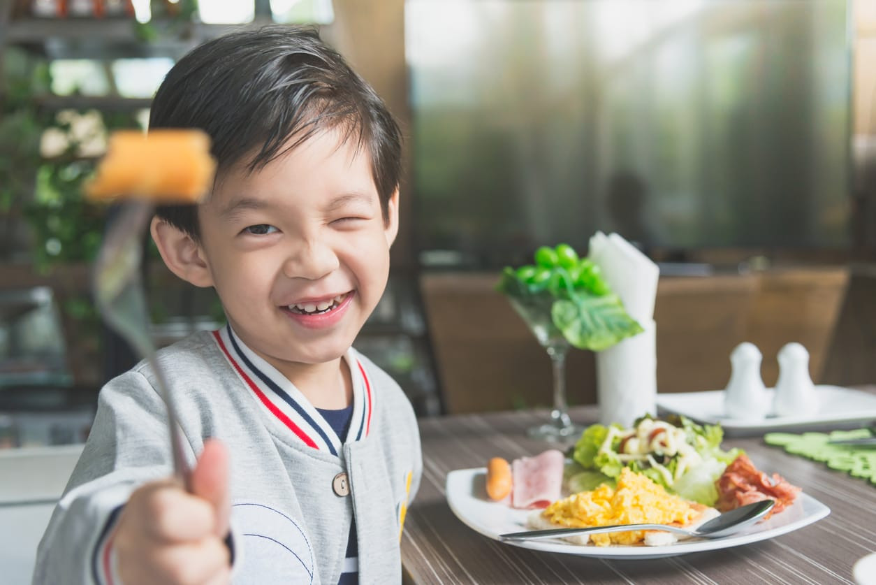 Gacerindo - Makanan yang tepat dapat membantu pertumbuhan otak anak. dikutip dari laman Children's Health, Marjorie Craven salah satu ahli gizi anak mengungkapkan, pertumbuhan tubuh dan otak anak membutuhkan nutrisi yang tepat sebagai bahan bakar.