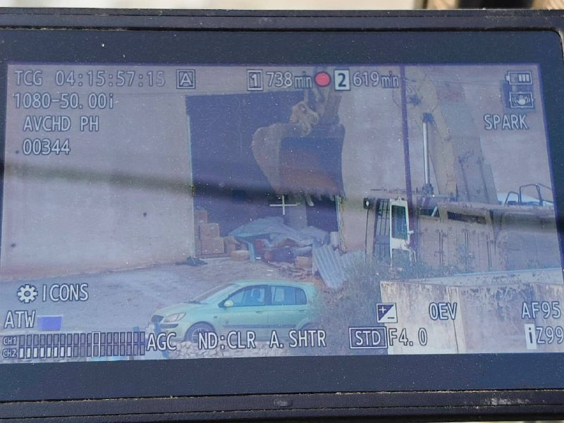 صورة | جرافة الاحتلال تقتحم منزلًا في جبل أبو ظهير بمدينة جنين، وتتنكر بجثمان شهيد داخل المنزل....