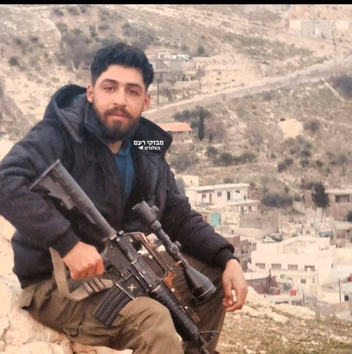 منصات للمستوطنين: يصعب تجاهل بندقية الجيش الإسرائيلي من طراز M-16 التي يحملها مطلق النار على قواتنا في قرية بيت جن جنوب سوريا....