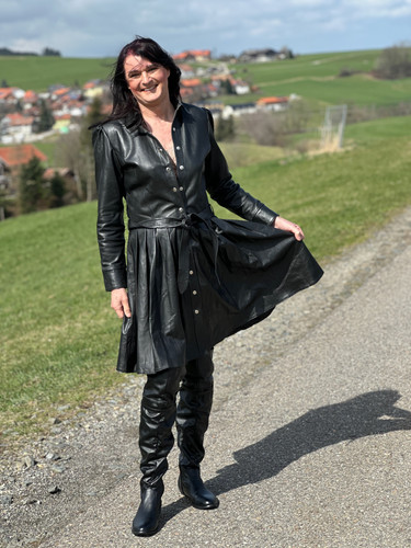 alte Frau über 65 in Lederstiefel und Lederkleid outdoor