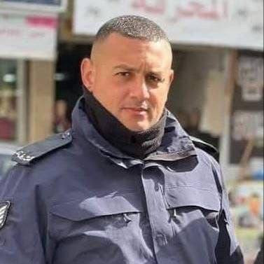 بعد عامين ونصف من الحجز الاحترازي، سلّم الضابط في شرطة طولكرم إياد بدير نفسه لقوات الاحتلال، عقب ضغوطٍ كبيرة مارسها جهاز الشاباك عليه خلال الفترة الما...