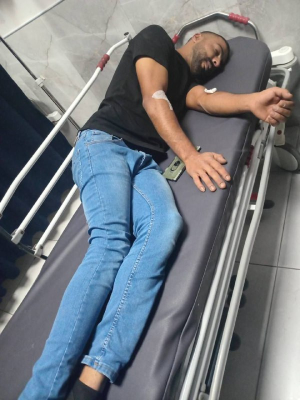 قوات الاحتلال تعتدي بالضرب المبرح على المواطن عماد أبو ريا من مخيم العروب أثناء مروره على حاجز عسكري قرب بلدة إذنا غرب الخليل، وتم نقله إلى مستشفى دور...