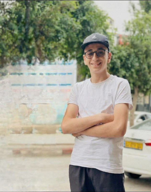 في زنزانة باردة يقاوم الطفل المقدسي آدم أبو زنط ما هو أكبر من عمره، وما لا يمكن أن يتصوره العقل بعد أن فقد معظم أصابع يده اليمنى قبيل اعتقاله، ويعاني ...