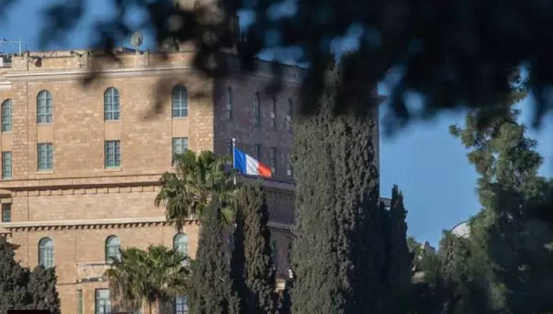 صحيفة "إسرائيل اليوم": بعد شهرين من اعتراف فرنسا بدولة فلسطين، أعضاء من الكنيست يطالبون بإغلاق القنصلية الفرنسية في القدس المحتلة....