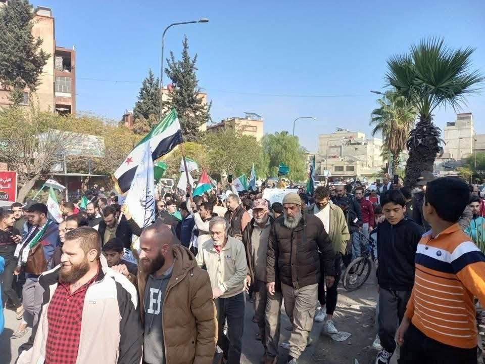 أهالي مخيم اليرموك يشاركون بمظاهرات في سوريا؛ إسنادًا لقرية بيت جن جنوب سوريا، بعد تصدي أهاليها لتوغل الاحتلال الإسرائيلي...