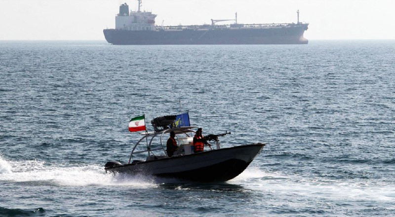 إيران تشدد قبضتها البحرية.. احتجزت سفينتين في الخليج تحملان وقودًا مهربًا، واعتقلت 15 أجنبيًا على متنهما....