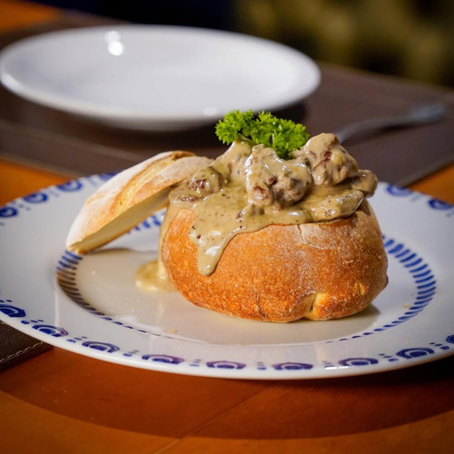 Fonduta de Filé Gorgonzola• Filé mignon trinchado ao molho gorgonzola servido no pão português..jpg