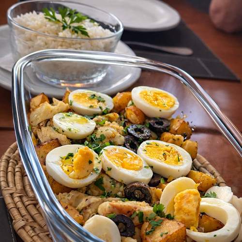 Bacalhau à Gomes de SáLascas de bacalhau cozido com cebolas, batata sauté, alho, ovos cozidos, a.jpg