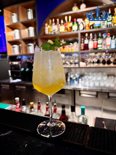 CUARENTA Y TRES REAL 🍸🍋✨Drink refrescante com Licor 43, limão fresco e muito gelo — leve, cítr.jpg