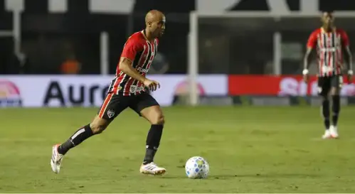 Lucas Moura evolui, mas ainda busca espaço no São Paulo