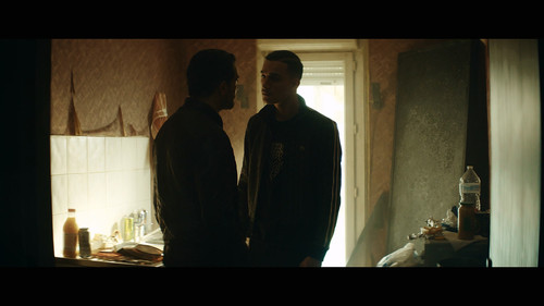 Blood.Coast.S02E01.Behind.Bars.2160p.NF.WEB DL.CZ FR.DD+5.1.Atmos.DoV.HDR.H.265 CHDWEB.mkv 20260204 .jpg