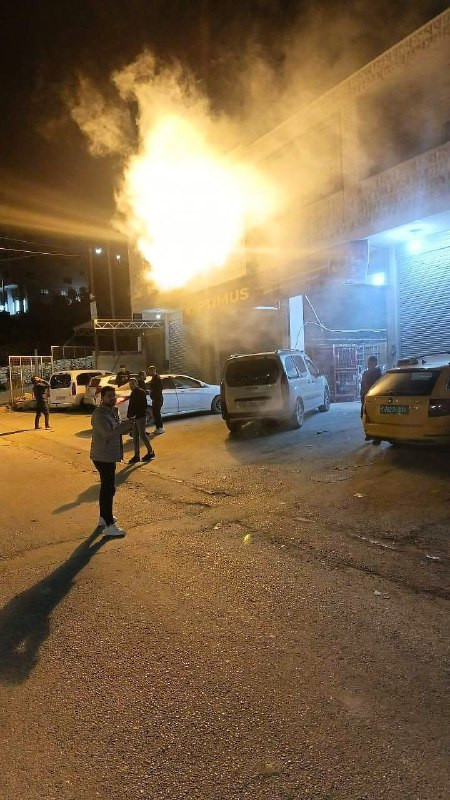نشوب حريق داخل منزل جراء سقوط قنبلة إنارة أطلقها الاحتلال في بلدة بيت إيبا، شمال غرب نابلس....