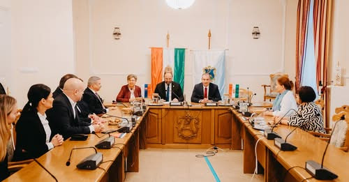 1338313949483426881?url=https%3A%2F%2Ffelvidek.ma%2Fwp content%2Fuploads%2F2025%2F12%2F01 37.jpg&fb .jpg