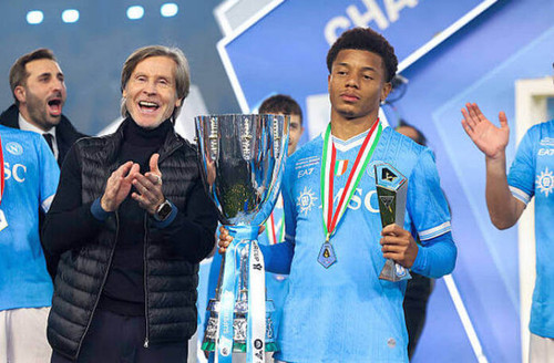 David Neres dengan trofi Supercoppa Italiana Getty Images 696x456.jpg