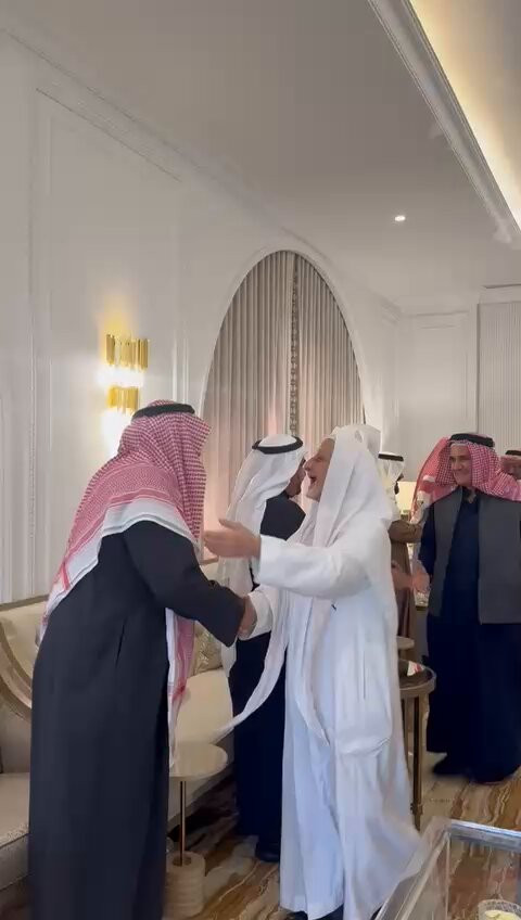 HOjazeQOAouKynqy.jpg