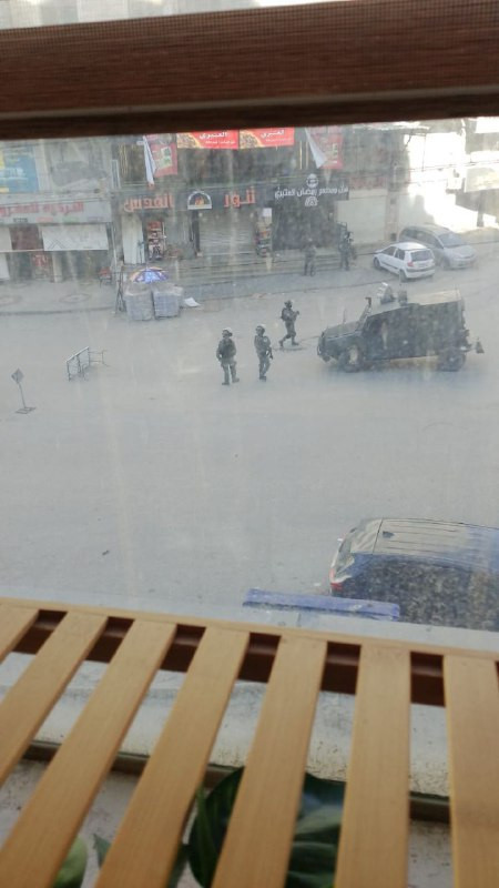 مصادر محلية: الجيش الإسرائيلي يقتحم كفر عقب ويغلقها بشكل كامل....