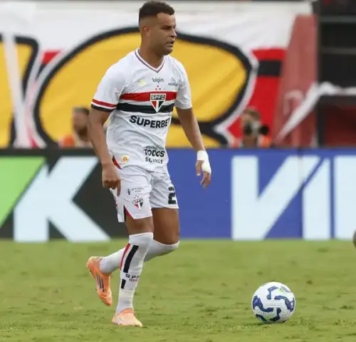 Oscilações marcam ano de Alisson no São Paulo, que perde espaço com chegada de Crespo