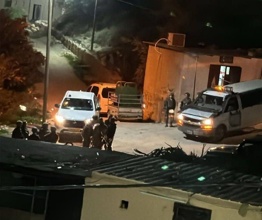 قوات الاحتلال تداهم عدة منازل خلال اقتحام قرية كردلة في الأغوار الشمالية....