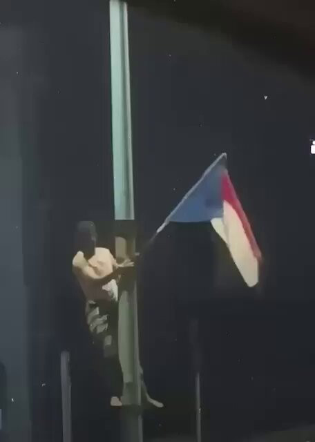 NG0Cf9qlmQDW6GqG.jpg