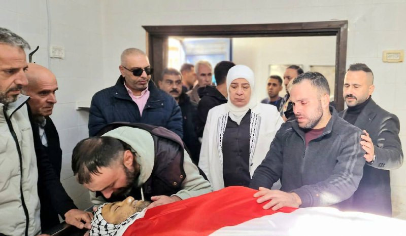 صورة | جانب من وداع جثمان شهيد لقمة العيش الشاب يوسف عمر عقل، ابن بلدة بديا، الذي استشهد متأثرا بإصابته برصاص الاحتلال أثناء توجهه إلى عمله قرب جدار ا...