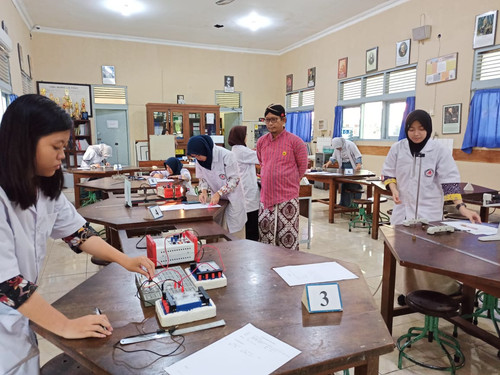 laboratorium sekolah.jpg