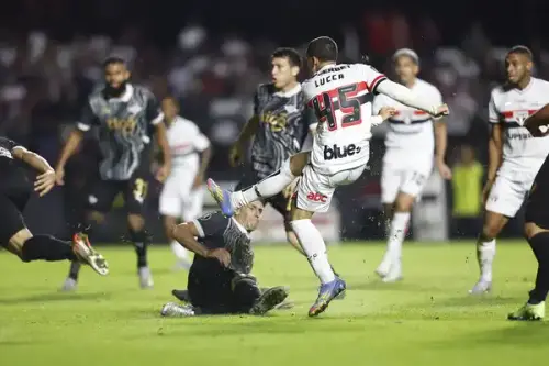 Lucca mantém camisa 45 após gol histórico e aposta na superstição