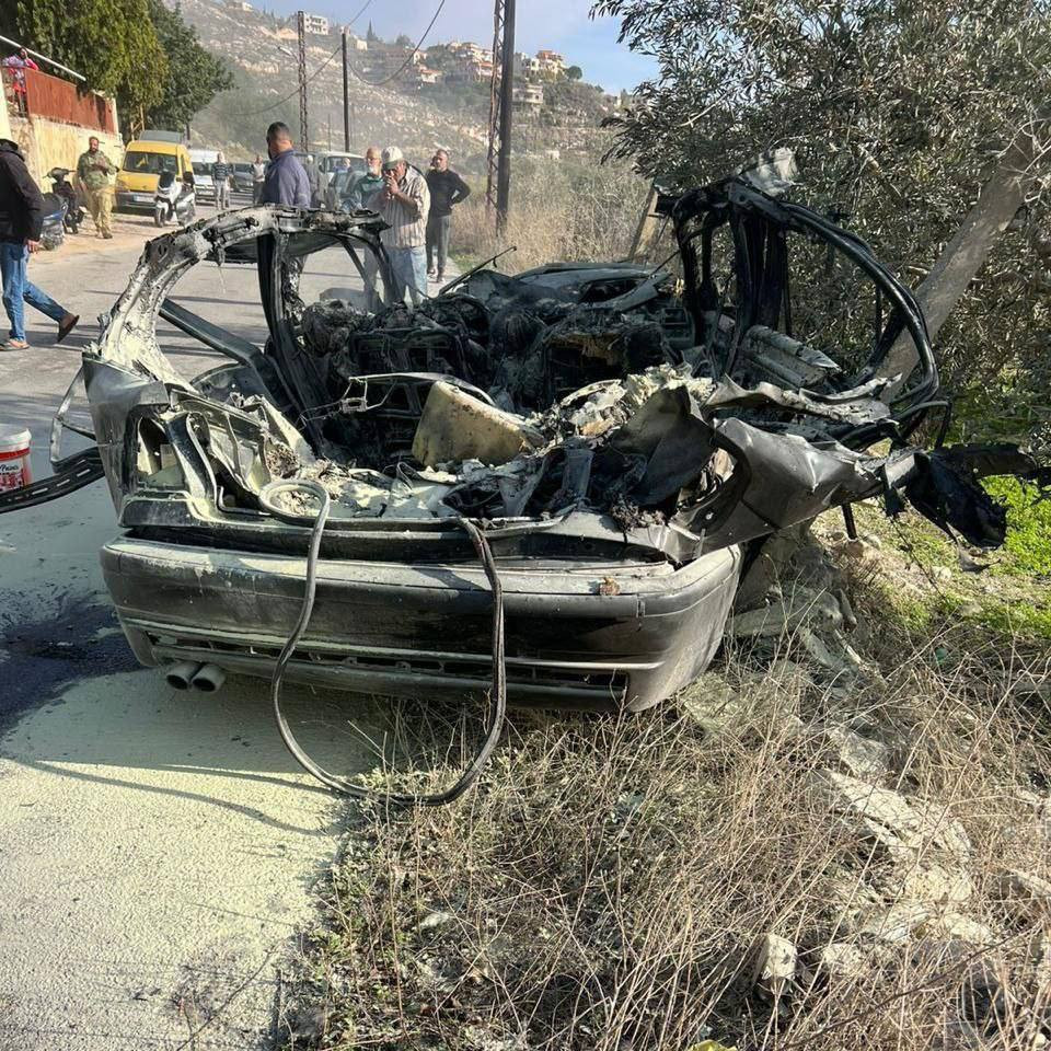 شهداء في استهداف مسيرة للاحتلال سيارة على طريق بلدة القنيطرة قضاء صيدا في جنوب لبنان...