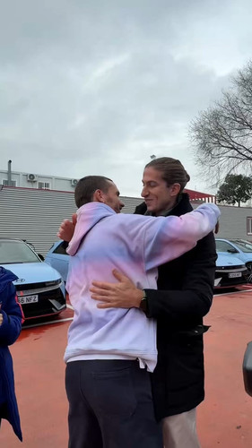 filipe luis came to visit atl%C3%A9ticos training fresh off his v0 djcxN2w3eGIxcjhnMa9DY OPb3q73868p.jpg