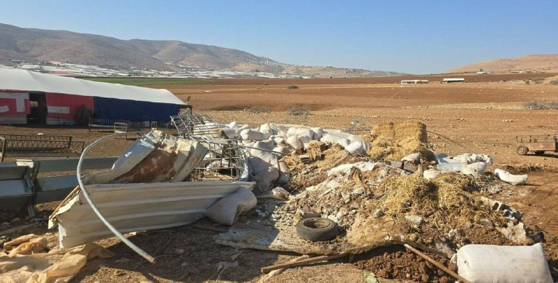 قوات الاحتلال تهدم منزلاً  في منطقة الراس الاحمر ببلدة طمون...