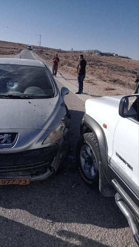 صورة| اعتقال ثلاثة مواطنين من مسافر يطا جنوب الخليل بعد أن قام مستوطن بصدم سيارتهم...