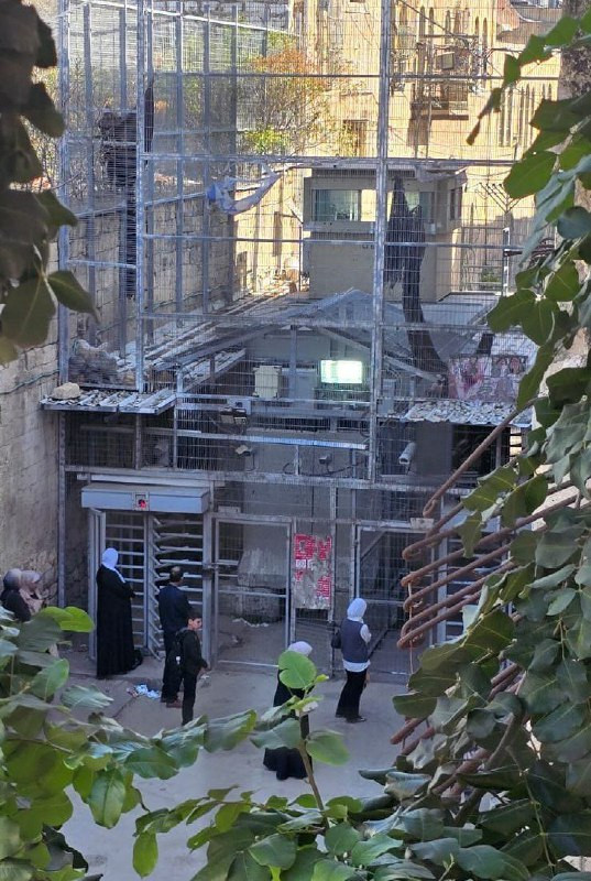 صورة| جيش الاحتلال يقتحم حاجز شارع الشهداء وسط مدينة الخليل ويمنع المواطنين والطلاب من العودة إلى منازلهم....