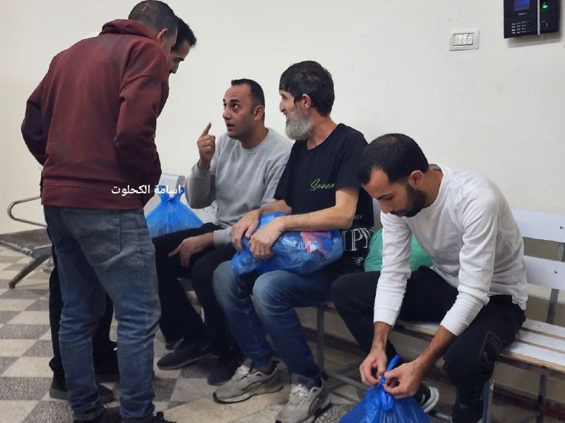 مصادر محلية: وصول عدد من الأسرى المحررين إلى مستشفى شهداء الأقصى في دير البلح بعد الإفراج عنهم من سجون الاحتلال....