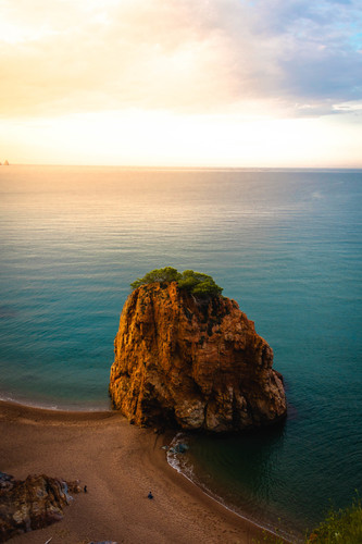 foto vertical da praia cala illa roja na espanha durante o por sol.jpg
