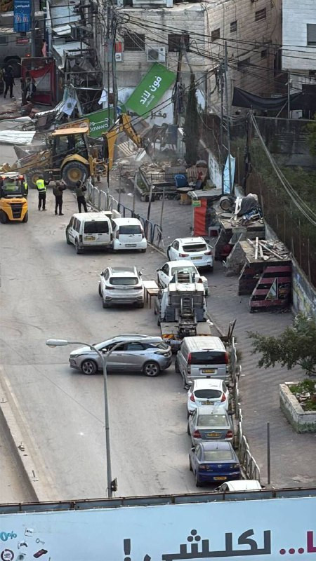 مصادر محلية: قوات الاحتلال تقتحم وتقوم بهدم مقام الشقيقين الشهيدين محمود وهديل عواد مقابل مدخل مخيم قلنديا شمال القدس المحتلة...