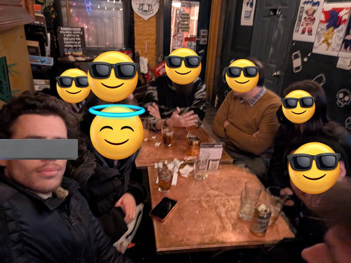 G8VrCZKaoAAN33r.jpg