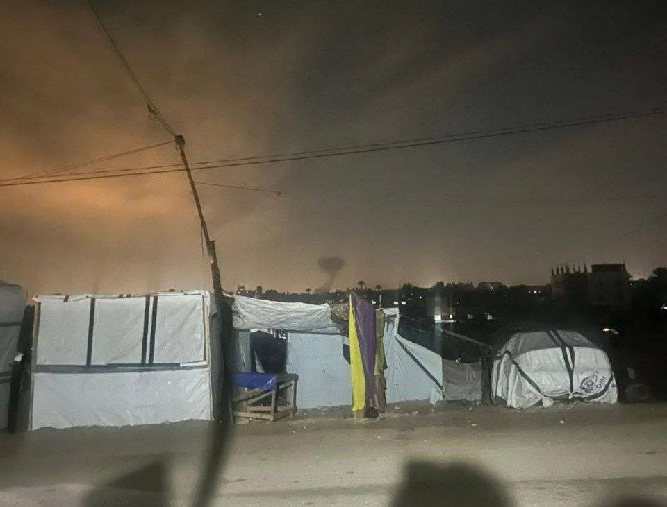 قوات الاحتلال تقتحم أجواء شمال شرق مخيم النصيرات، وسط قطاع غزة، وتطلق قنابل إنارة....