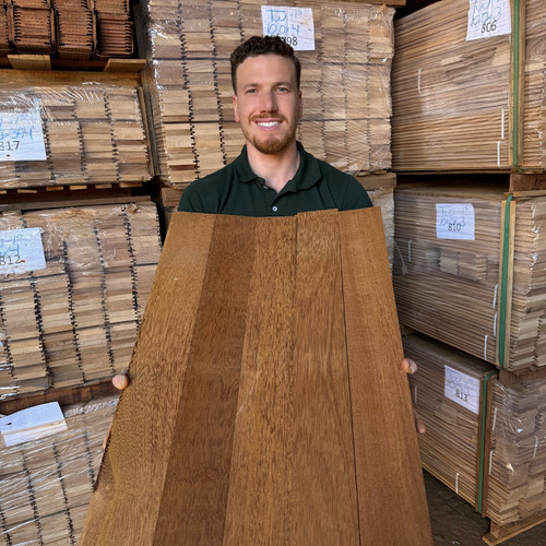 000 Assoalho Angelim Ouro Extra 10cm Foto com o Luiz Felipe de frente.jpg