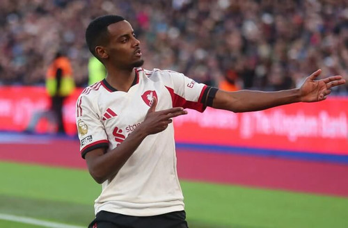Arne Slot Lega Liverpool Akhirnya Menang Alexander Isak The Irish Sun.jpg