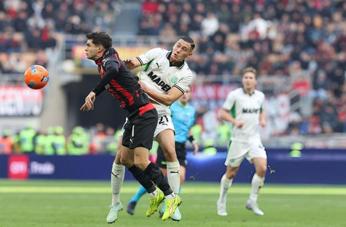 Jay Idzes Christian Pulisic AC Milan.jpg