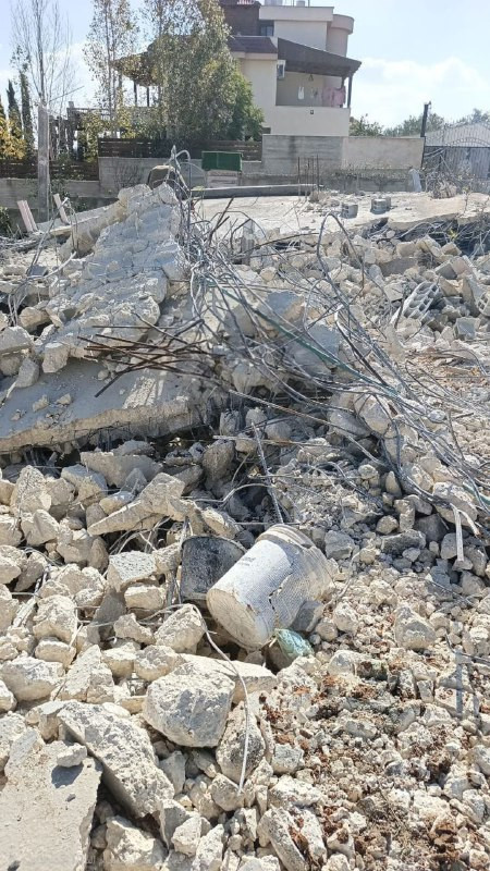 جيش الاحتلال ينفذ عمليات هدم لمخازن في بلدة الفندق شرق مدينة قلقيلية....