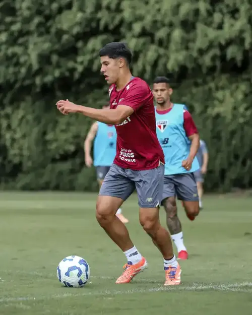 São Paulo aposta em jovem promessa da base para ocupar lateral esquerda, mirando renovação na equipe